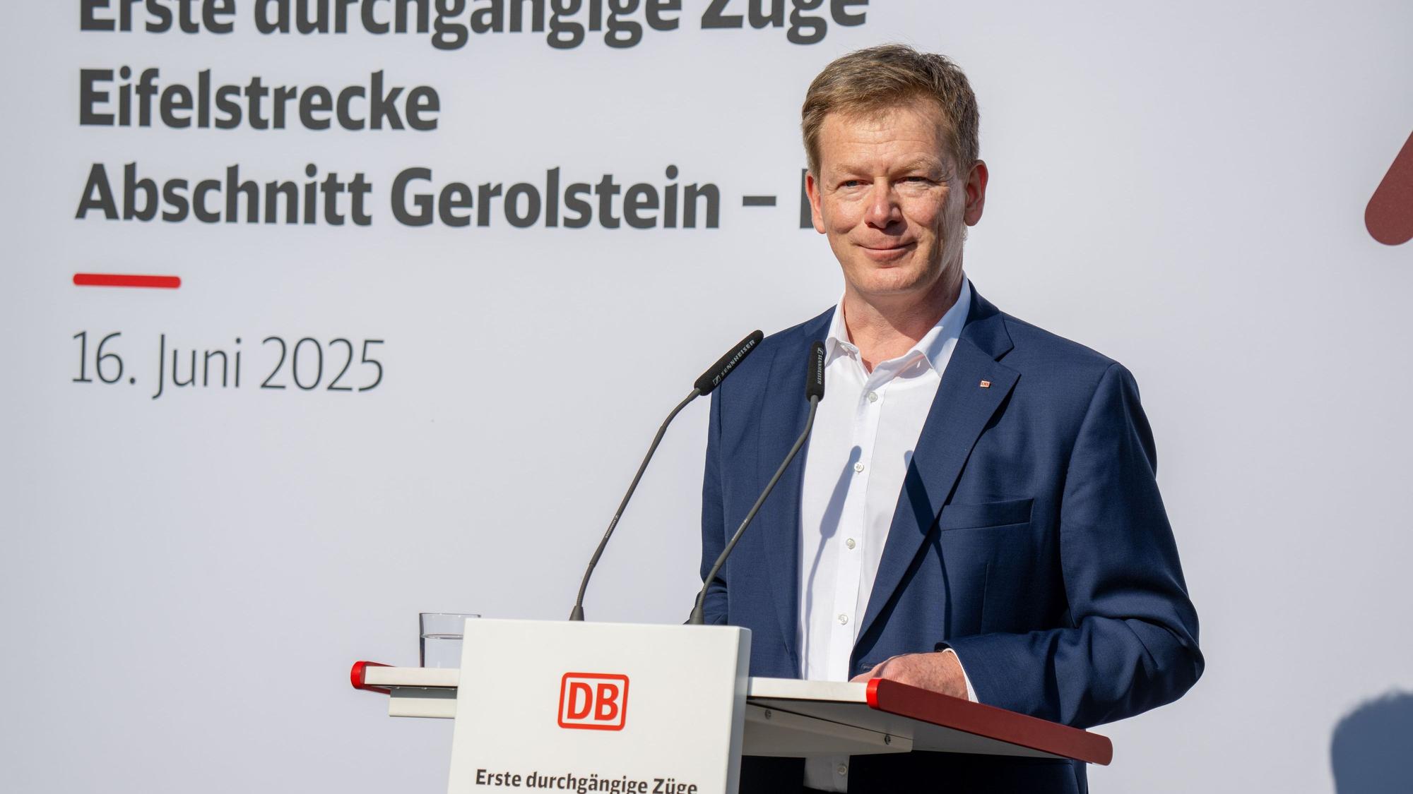 Der Vorstandsvorsitzende der Deutschen Bahn, Richard Lutz, spricht bei einem Pressetermin der Deutschen Bahn (DB) zum Wiederaufbau der Eifelstrecke.