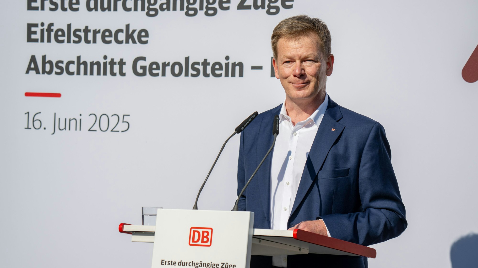 Der Vorstandsvorsitzende der Deutschen Bahn, Richard Lutz, spricht bei einem Pressetermin der Deutschen Bahn (DB) zum Wiederaufbau der Eifelstrecke.