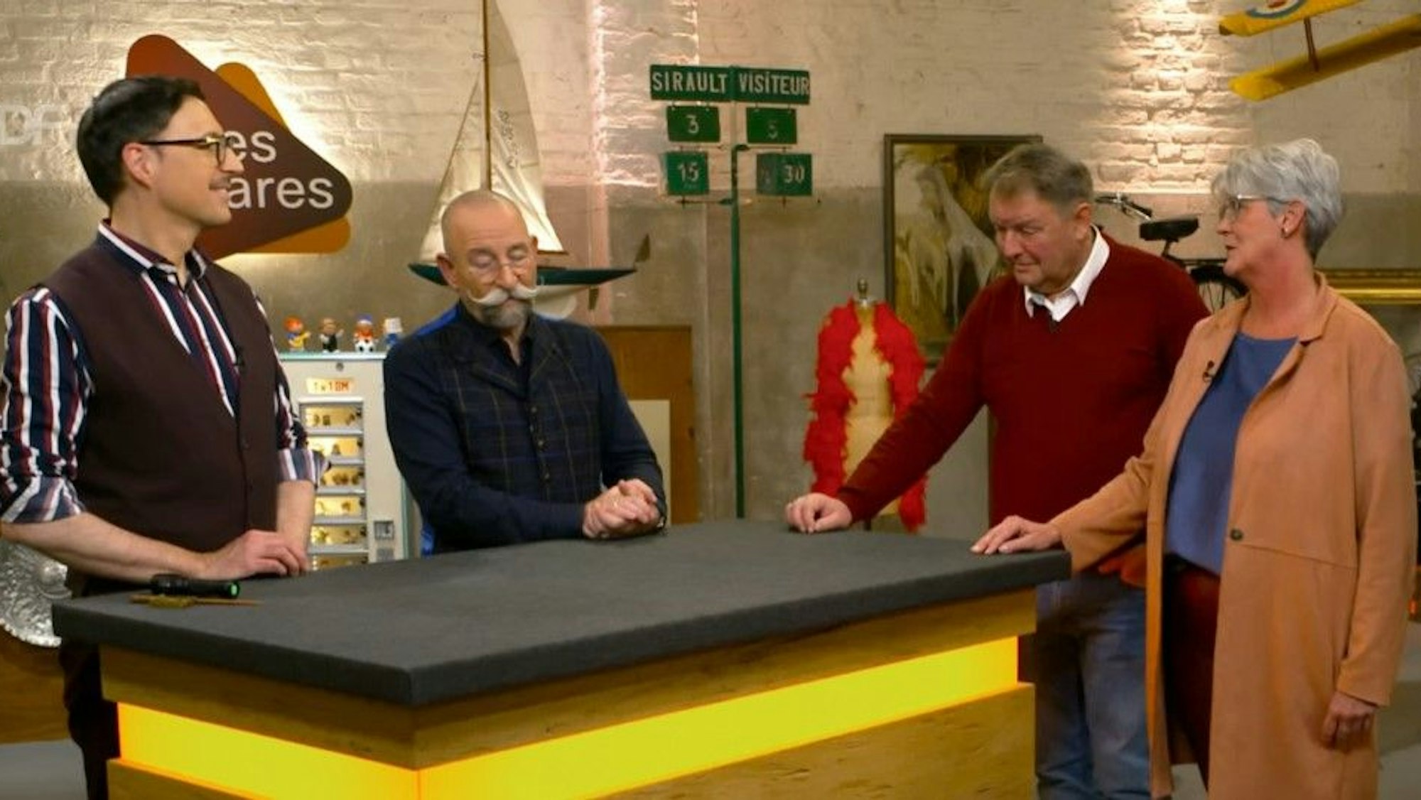 Ulrike und Jörg Bastijans (v.r.) mit Horst Lichter und Colmar Schulte-Goltz bei „Bares für Rares“.