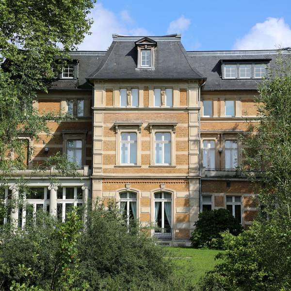 Zwischen Bäumen ist die Villa Zanders in Bergisch Gladbach zu sehen.