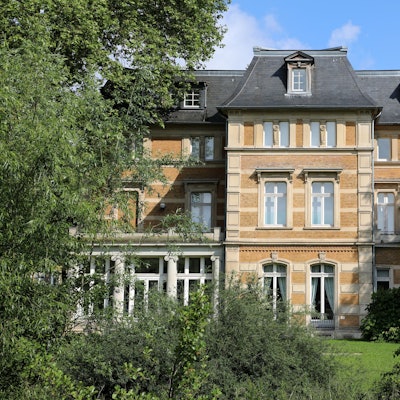 Zwischen Bäumen ist die Villa Zanders in Bergisch Gladbach zu sehen.