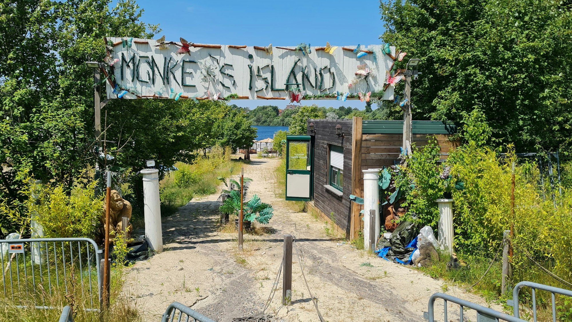Vor dem Eingang zu einem Badesee stehen Gitter.