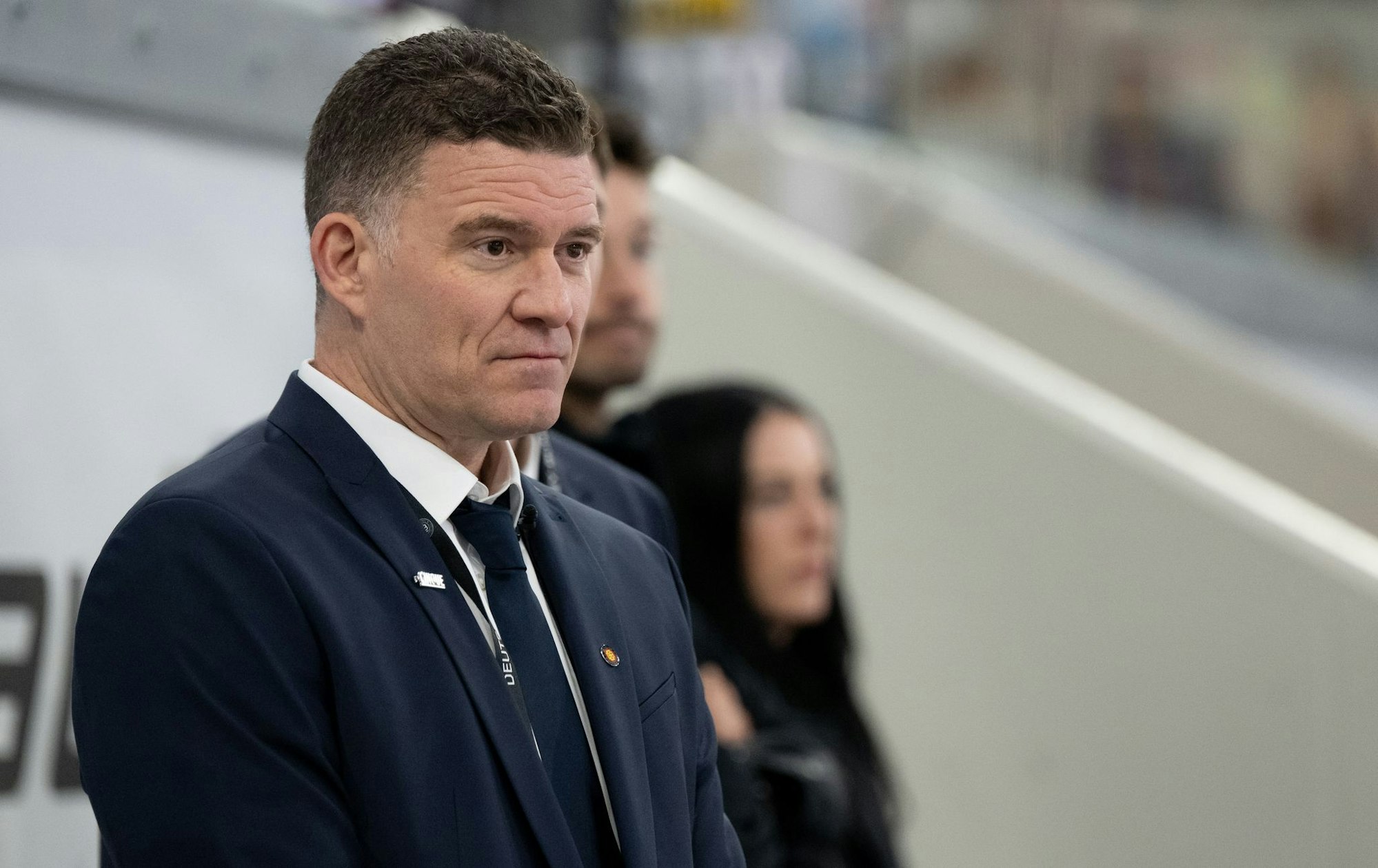Eishockey-Bundestrainer Jeff MacLeod muss mit den deutschen Frauen vier Spiele binnen fünf Tagen bei Olympia absolvieren.