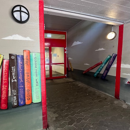 Eingang zur Stadtteilbibliothek Schlebusch am Freiherr-vom-Stein-Gymnasium