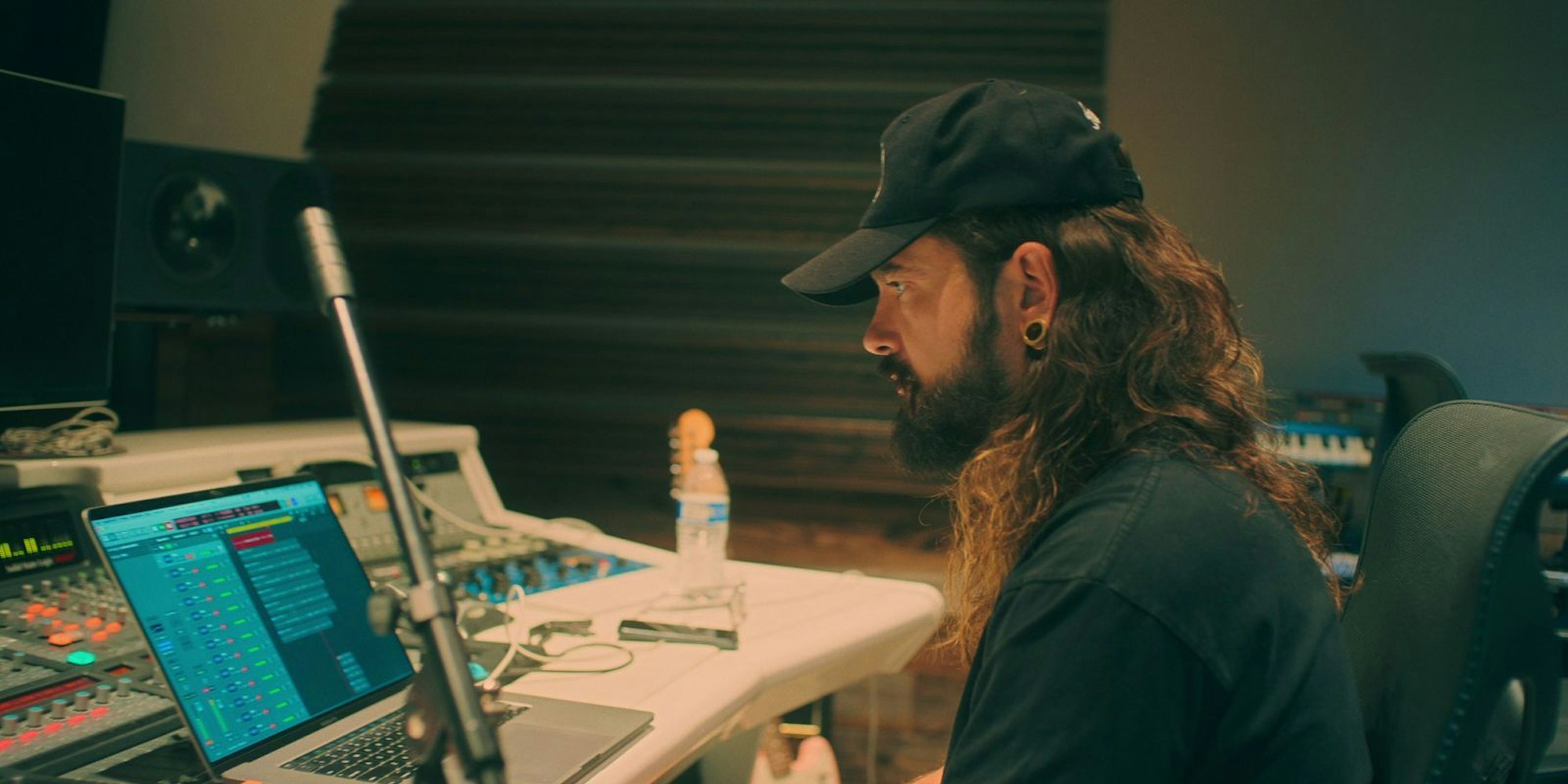 Tom Kaulitz verbringt jede freie Minute im Tonstudio. (Bild: Netflix)
