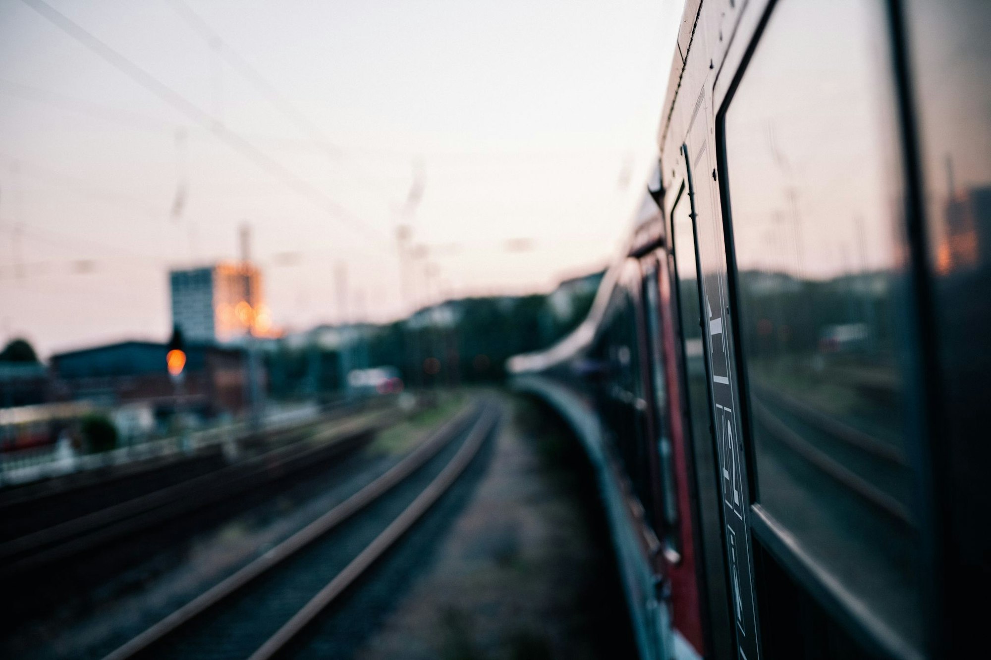 Gut vernetzt reisen: Eine durchgehende Fahrkarte sichert Rechte bei Zugverspätungen oder Ausfällen.