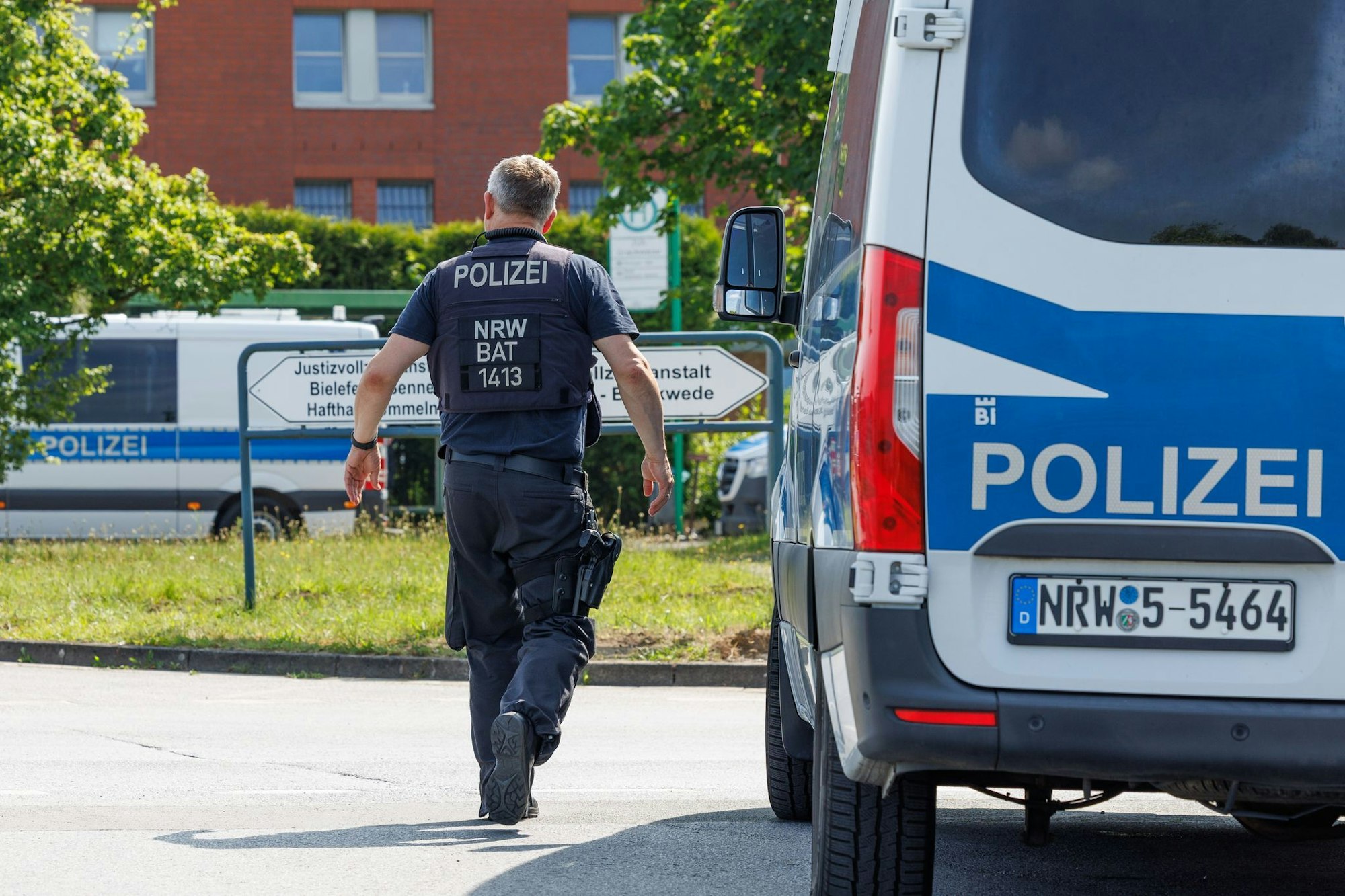 Zahlreiche Einsatzkräfte suchen in Bielefeld nach dem geflohenen 39-Jährigen.