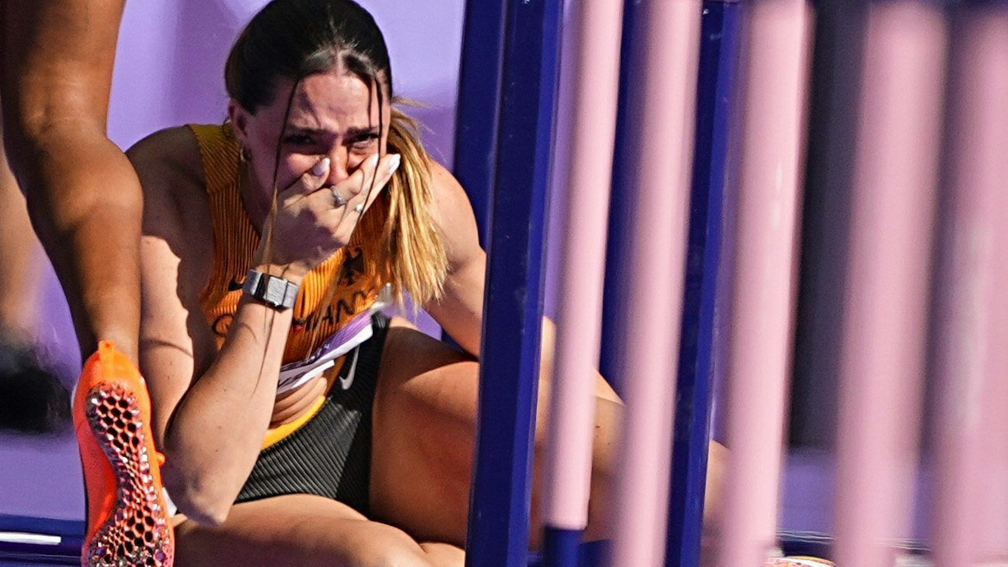 08.08.2024, Frankreich, Saint-Denis: Olympia, Paris 2024, Leichtathletik, Stade de France, 100 m Hürden, Frauen, Siebenkampf, Sophie Weißenberg aus Deutschland reagiert nach einem Sturz. Foto: Michael Kappeler/dpa +++ dpa-Bildfunk +++