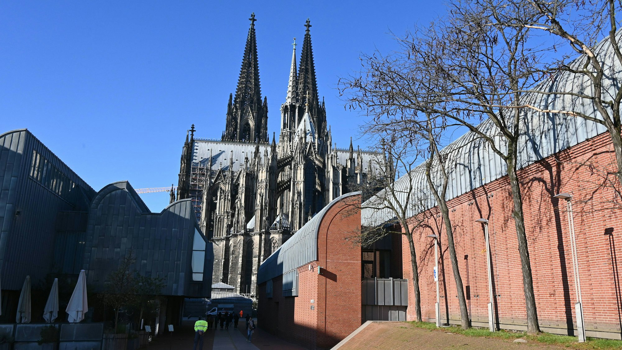 Blick auf die Ostseite des Kölner Doms mit dem Museum Ludwig am Heinrich-Böll-Platz. (Archivbild)