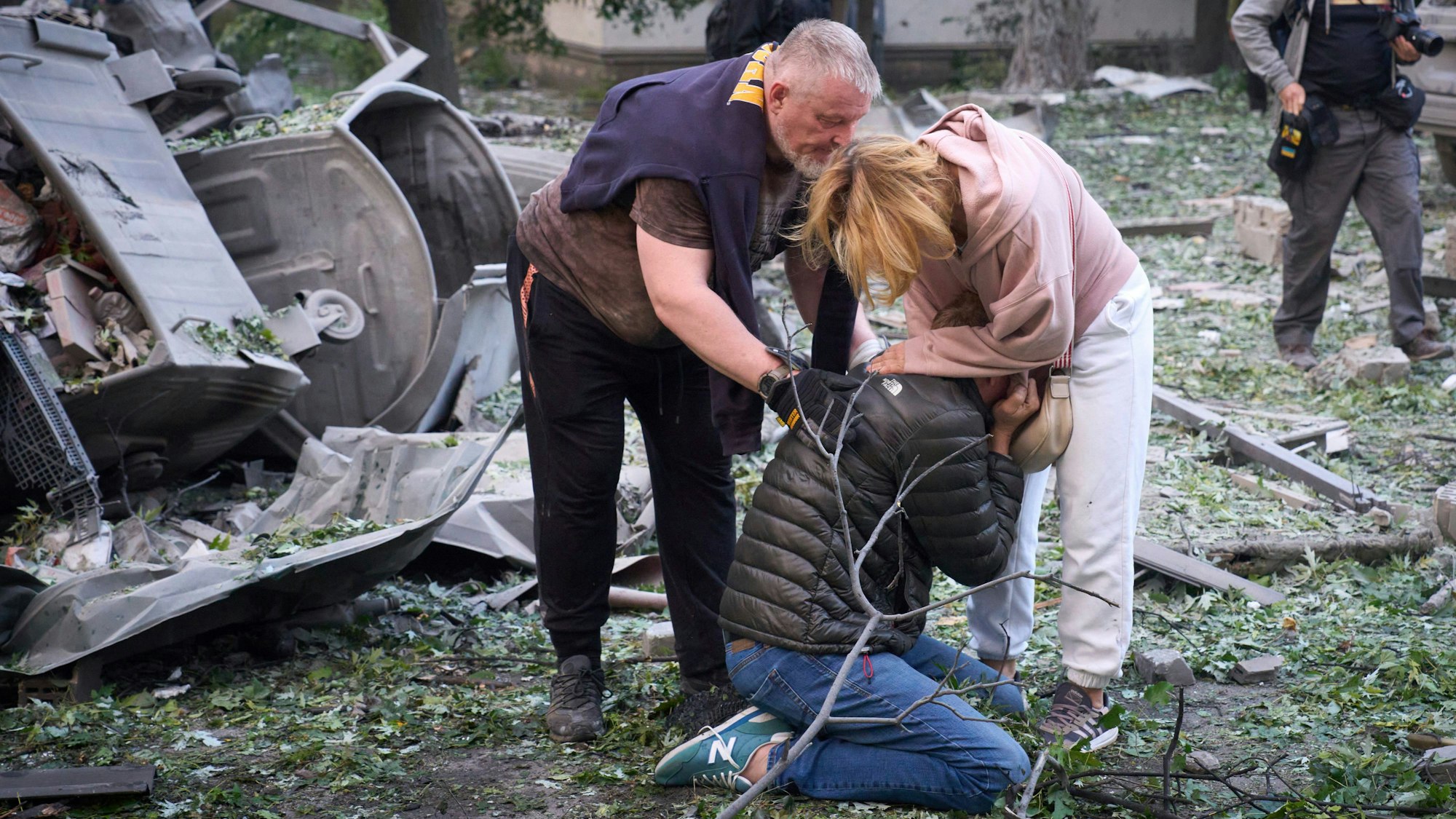 17.06.2025, Ukraine, Kiew: Anwohner reagieren nach dem Einschlag einer russischen Rakete in ein mehrstöckiges Wohnhaus während eines massiven russischen Raketen- und Drohnenangriffs auf die ukrainische Hauptstadt. Foto: Efrem Lukatsky/AP/dpa +++ dpa-Bildfunk +++