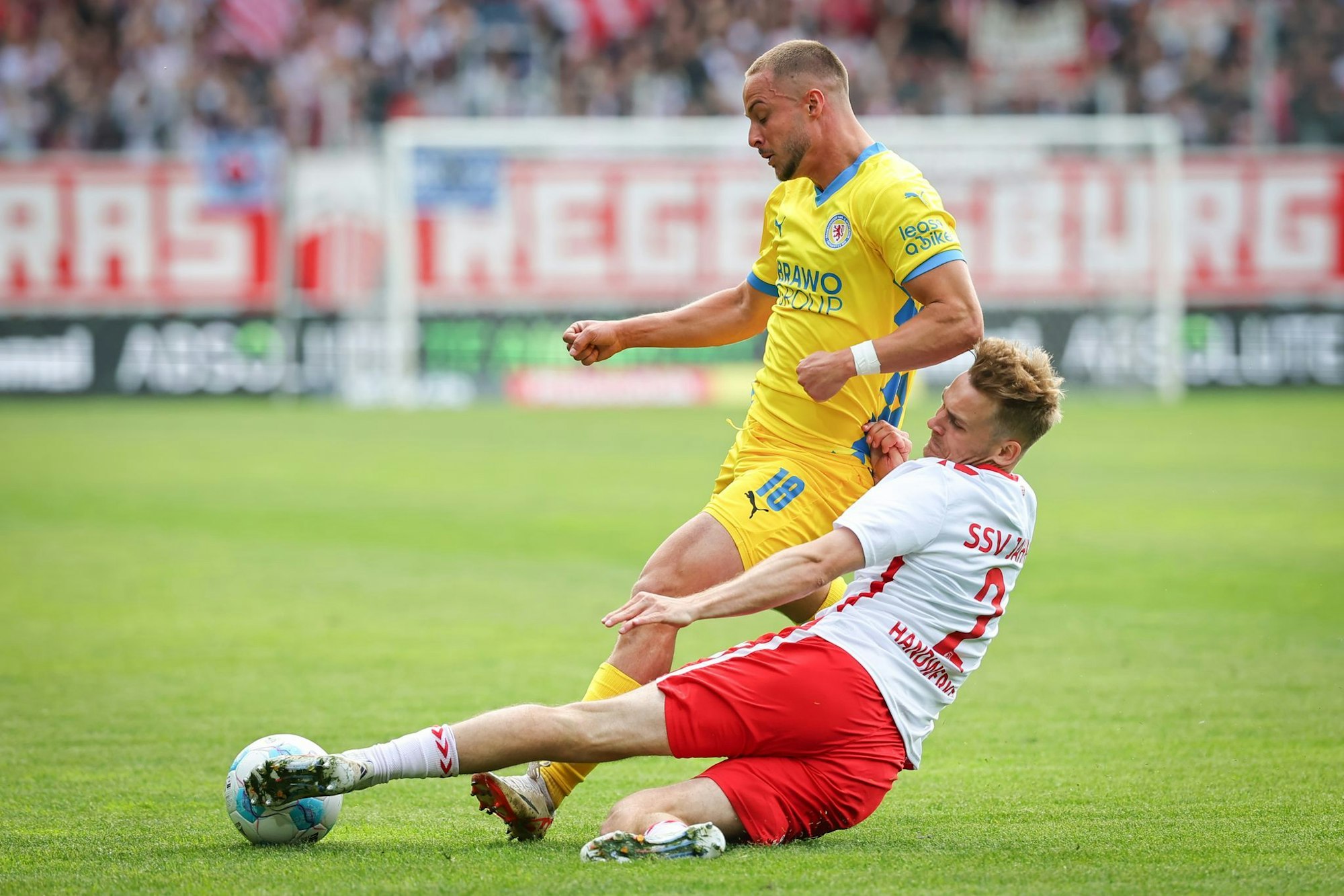 Tim Handwerker (r) grätscht in der kommenden Saison für die Arminia.
