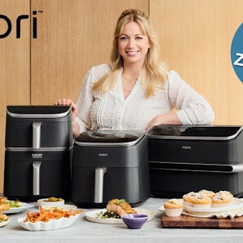 Zora Klipp hinter Tisch mit Cosori Airfryer und Essen.