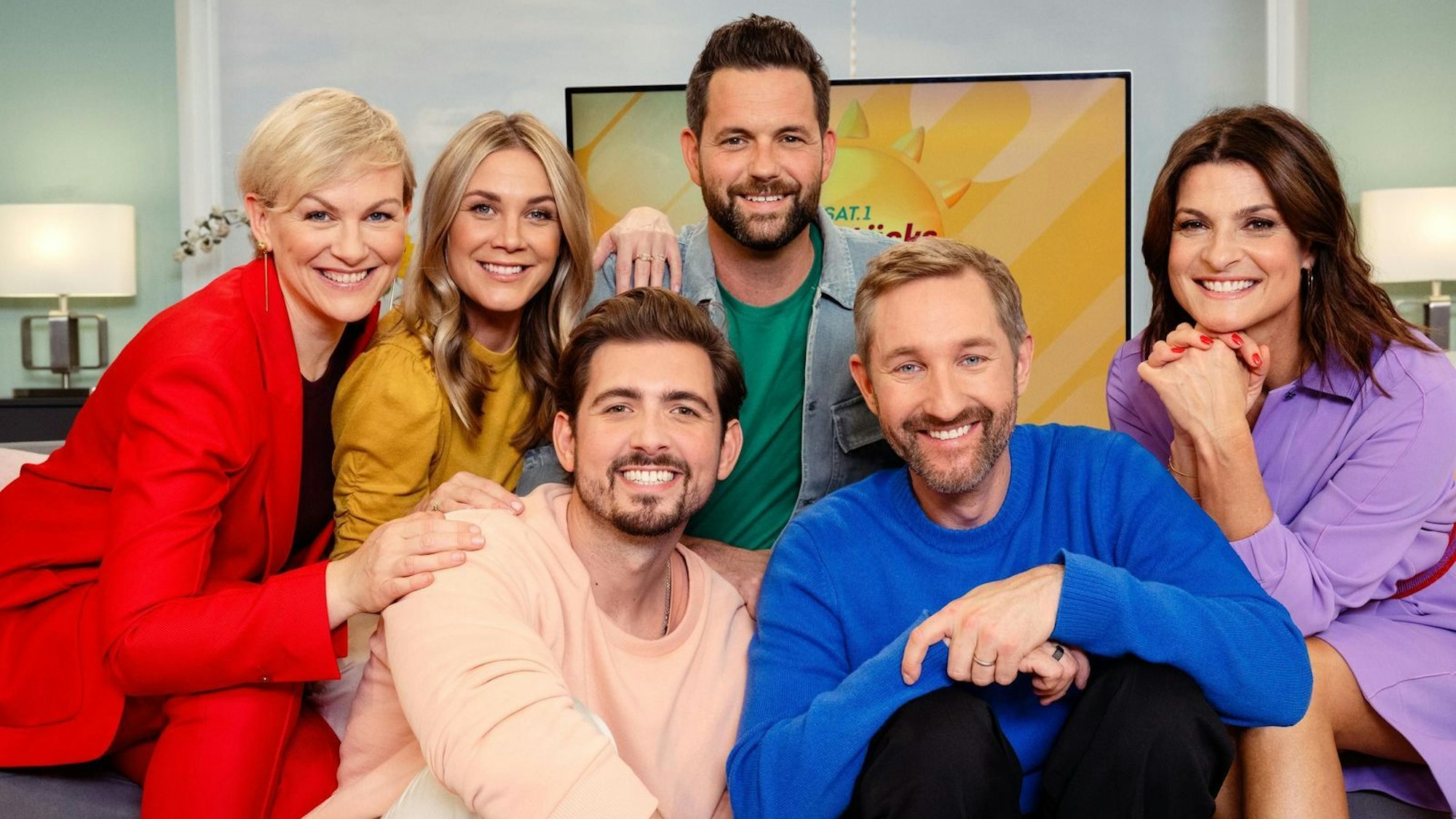 Das aktuelle Team des SAT.1-“Frühstücksfernsehens“, von links: Karen Heinrichs, Alina Merkau, Christian Wackert, Matthias Killing, Daniel Boschmann und Marlene Lufen. (Bild: SAT.1 / Claudius Pflug)