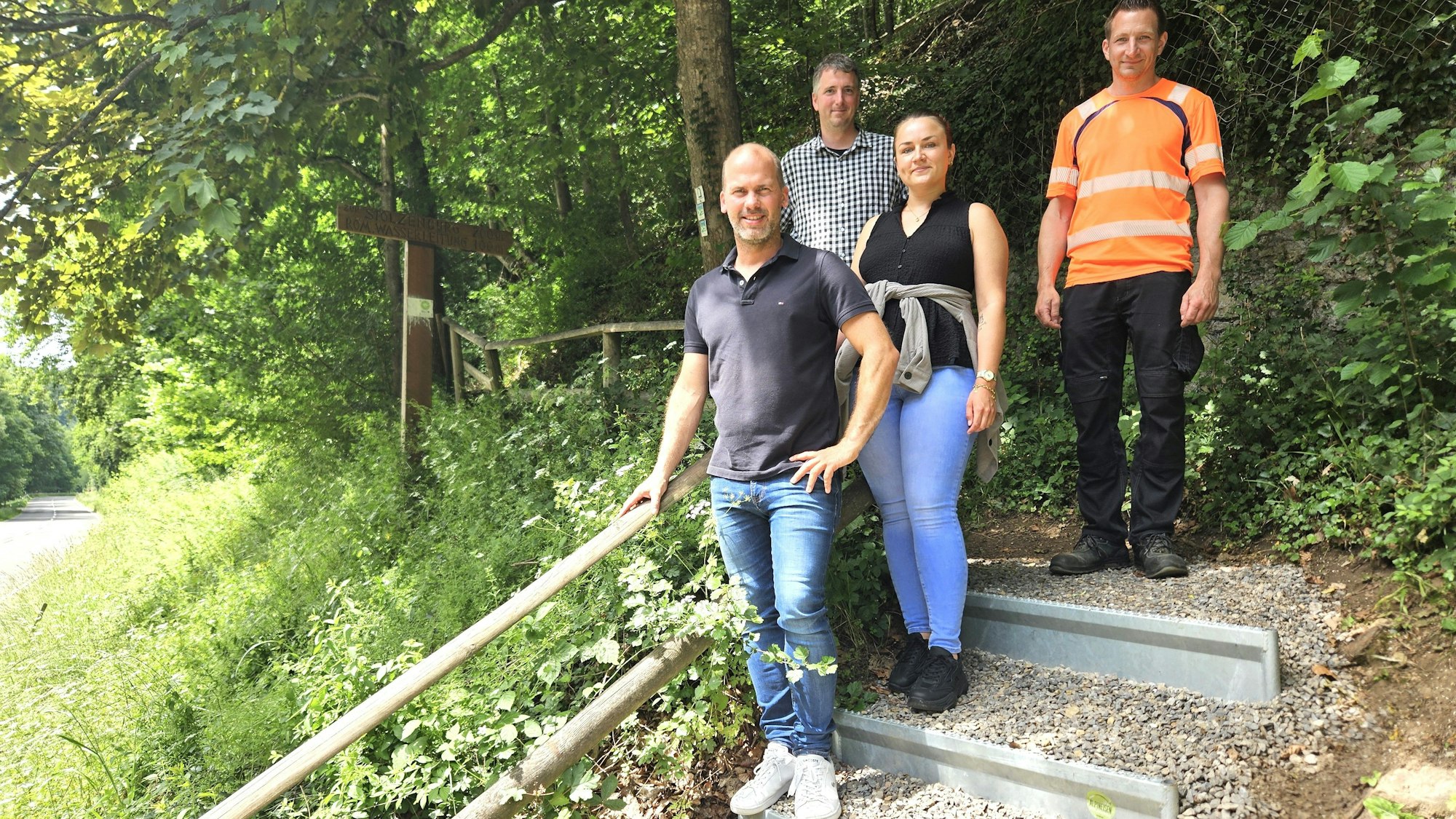 Markus Auel, Andŕe Kaudel, Laura Möhrer (Gemeinde Kall) und Florian Marx (Bauhof) stehen auf einer der neuen Treppen.
