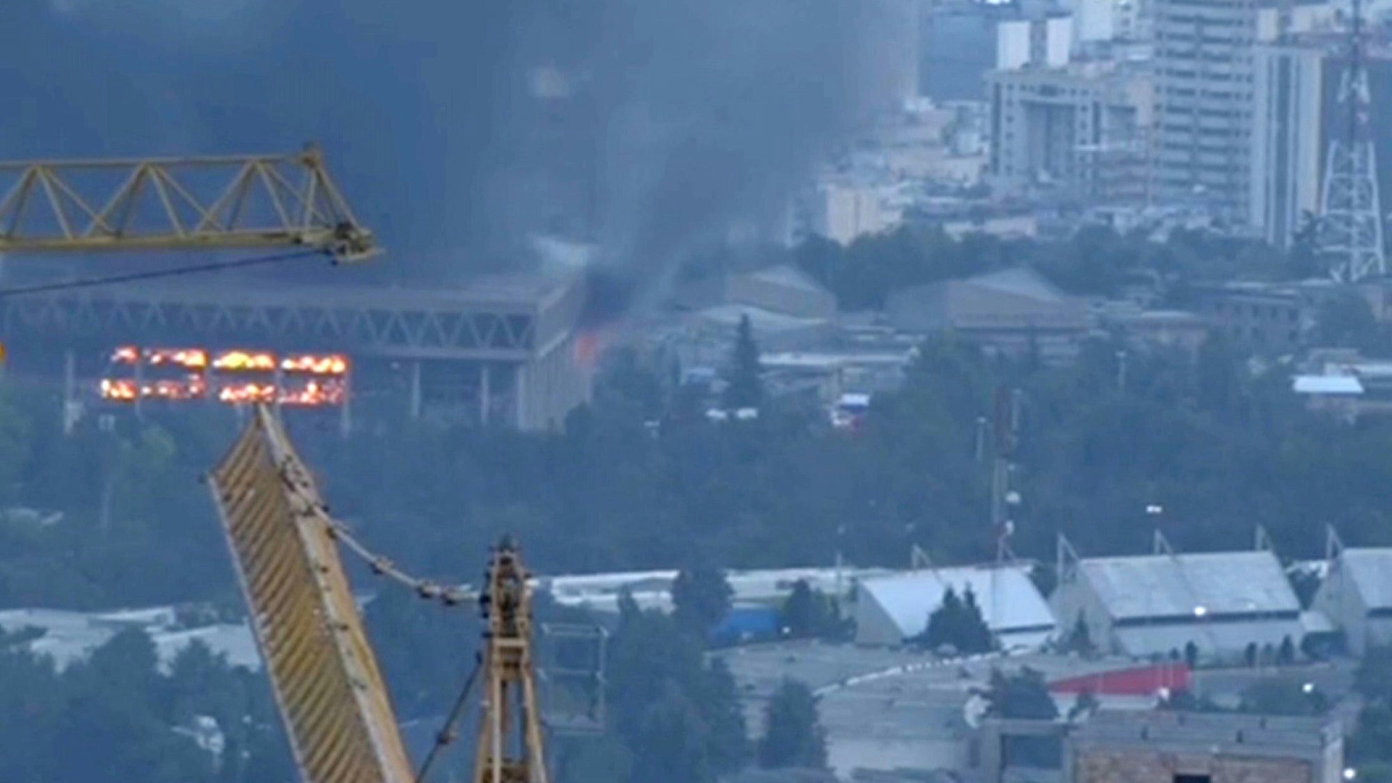 Dieser Ausschnitt aus einem vom iranischen Staatsfernsehen veröffentlichten Video zeigt das brennende Gebäude des Senders nach einem israelischen Drohnenangriff.
