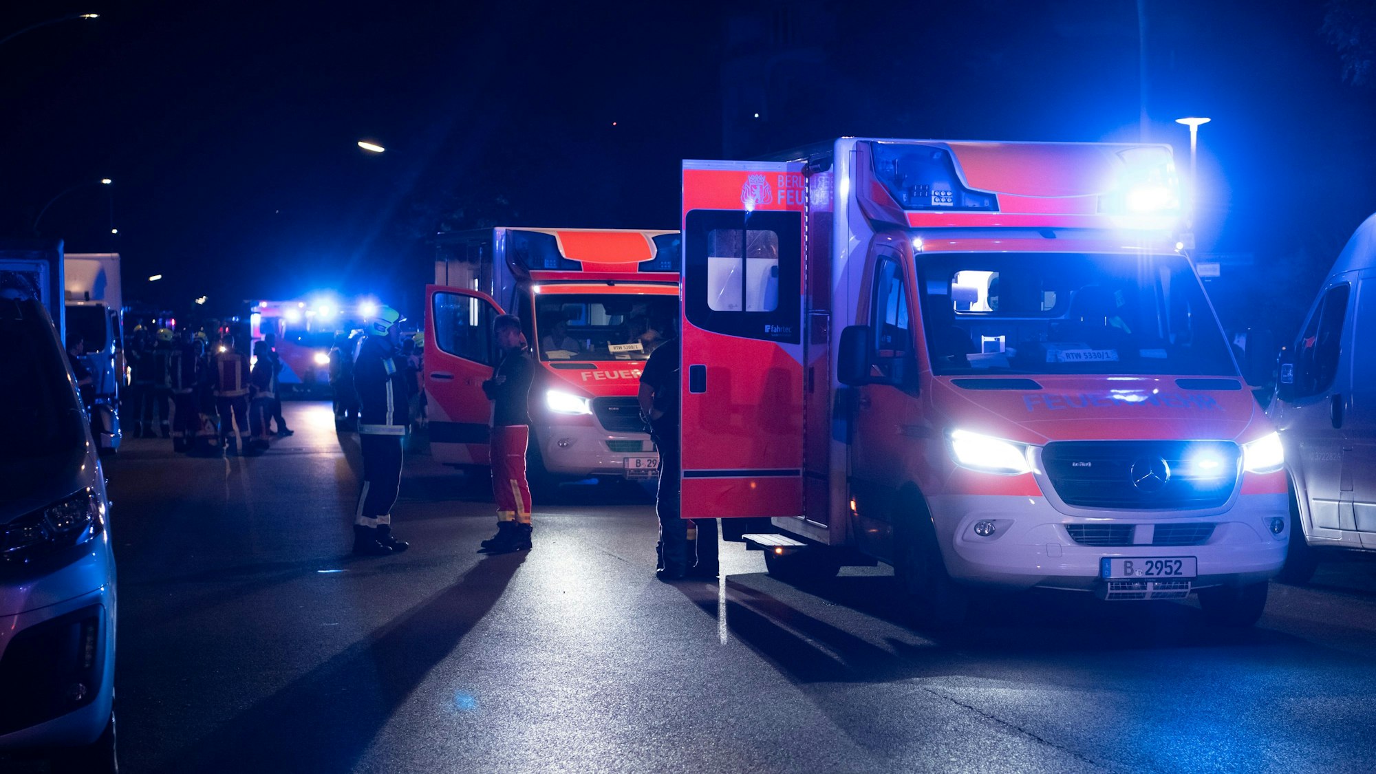 Einsatzfahrzeuge und Kräfte von Polizei und Feuerwehr (Symbolfoto).