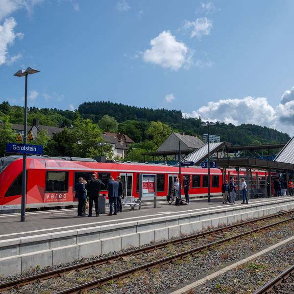 Gerolstein: Eine Regiobahn steht beim Pressetermin der Deutschen Bahn (DB) zum Wiederaufbau der Eifelstrecke abfahrbereit im Bahnhof Gerolstein.