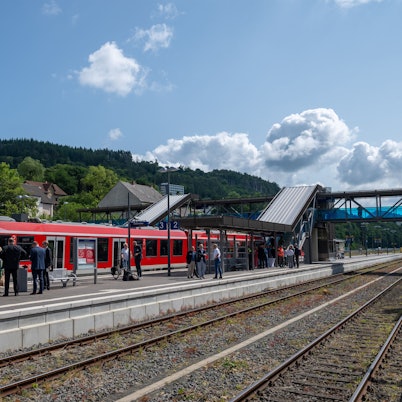 Gerolstein: Eine Regiobahn steht beim Pressetermin der Deutschen Bahn (DB) zum Wiederaufbau der Eifelstrecke abfahrbereit im Bahnhof Gerolstein.