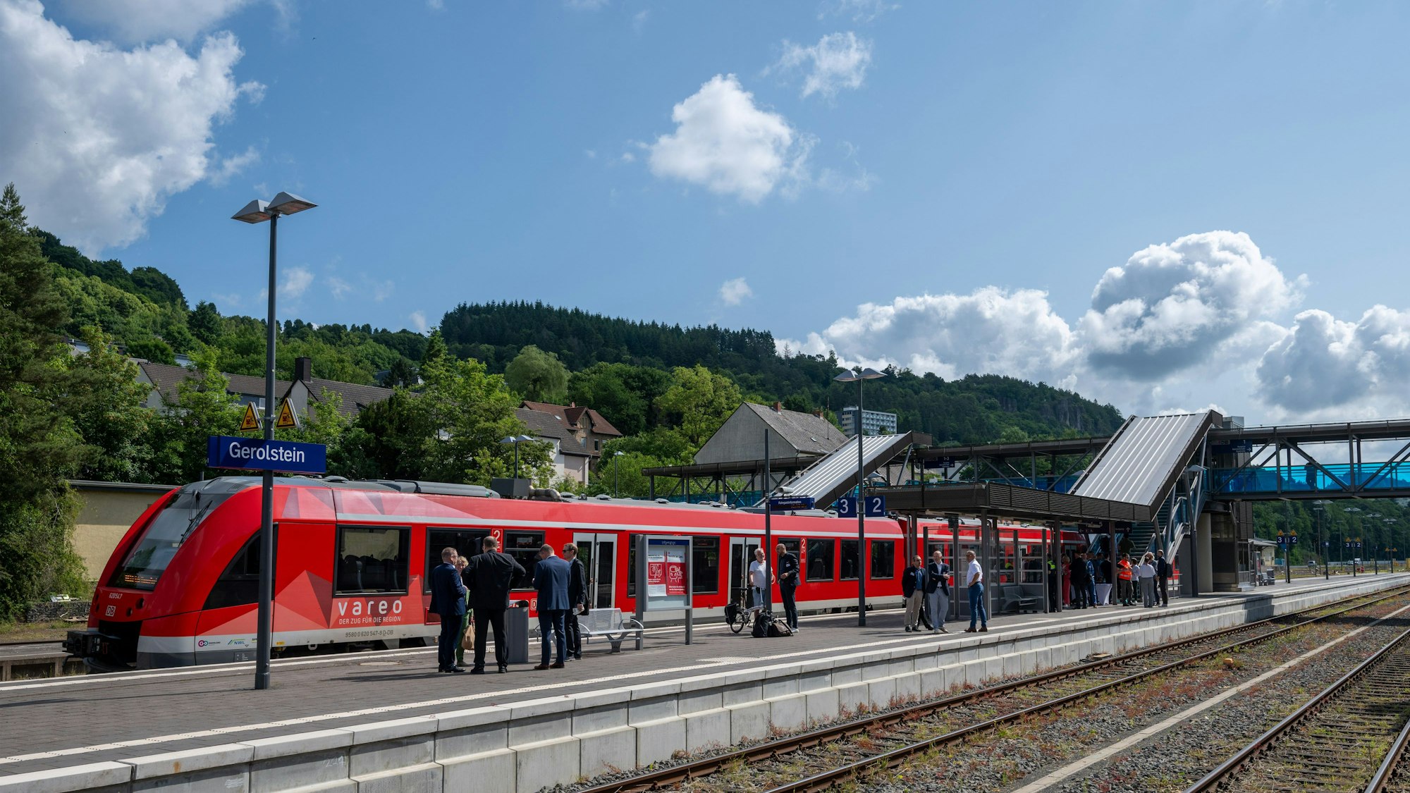 Gerolstein: Eine Regiobahn steht beim Pressetermin der Deutschen Bahn (DB) zum Wiederaufbau der Eifelstrecke abfahrbereit im Bahnhof Gerolstein.