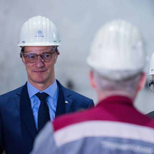 02.05.2023, Nordrhein-Westfalen, Duisburg: Hendrik Wüst (l, CDU), Ministerpräsident von Nordrhein-Westfalen, und Bundespräsident Frank-Walter Steinmeier stehen vor dem Hochofen 8 auf dem Werksgelände von Thyssenkrupp. Der Bundespräsident will sich hier über eine geplante Anlage zur Stahlerzeugung informieren, die mit klimaneutral hergestelltem Wasserstoff betrieben werden soll. Foto: Rolf Vennenbernd/dpa +++ dpa-Bildfunk +++
