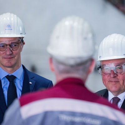 02.05.2023, Nordrhein-Westfalen, Duisburg: Hendrik Wüst (l, CDU), Ministerpräsident von Nordrhein-Westfalen, und Bundespräsident Frank-Walter Steinmeier stehen vor dem Hochofen 8 auf dem Werksgelände von Thyssenkrupp. Der Bundespräsident will sich hier über eine geplante Anlage zur Stahlerzeugung informieren, die mit klimaneutral hergestelltem Wasserstoff betrieben werden soll. Foto: Rolf Vennenbernd/dpa +++ dpa-Bildfunk +++