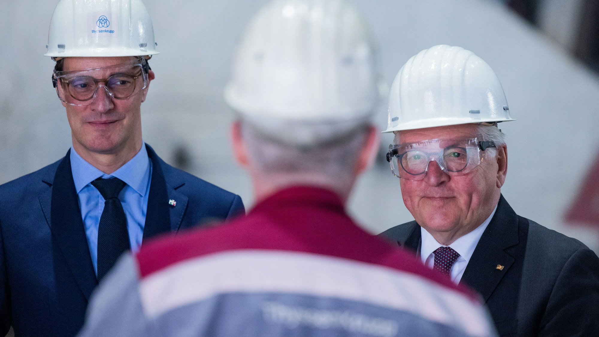 02.05.2023, Nordrhein-Westfalen, Duisburg: Hendrik Wüst (l, CDU), Ministerpräsident von Nordrhein-Westfalen, und Bundespräsident Frank-Walter Steinmeier stehen vor dem Hochofen 8 auf dem Werksgelände von Thyssenkrupp. Der Bundespräsident will sich hier über eine geplante Anlage zur Stahlerzeugung informieren, die mit klimaneutral hergestelltem Wasserstoff betrieben werden soll. Foto: Rolf Vennenbernd/dpa +++ dpa-Bildfunk +++