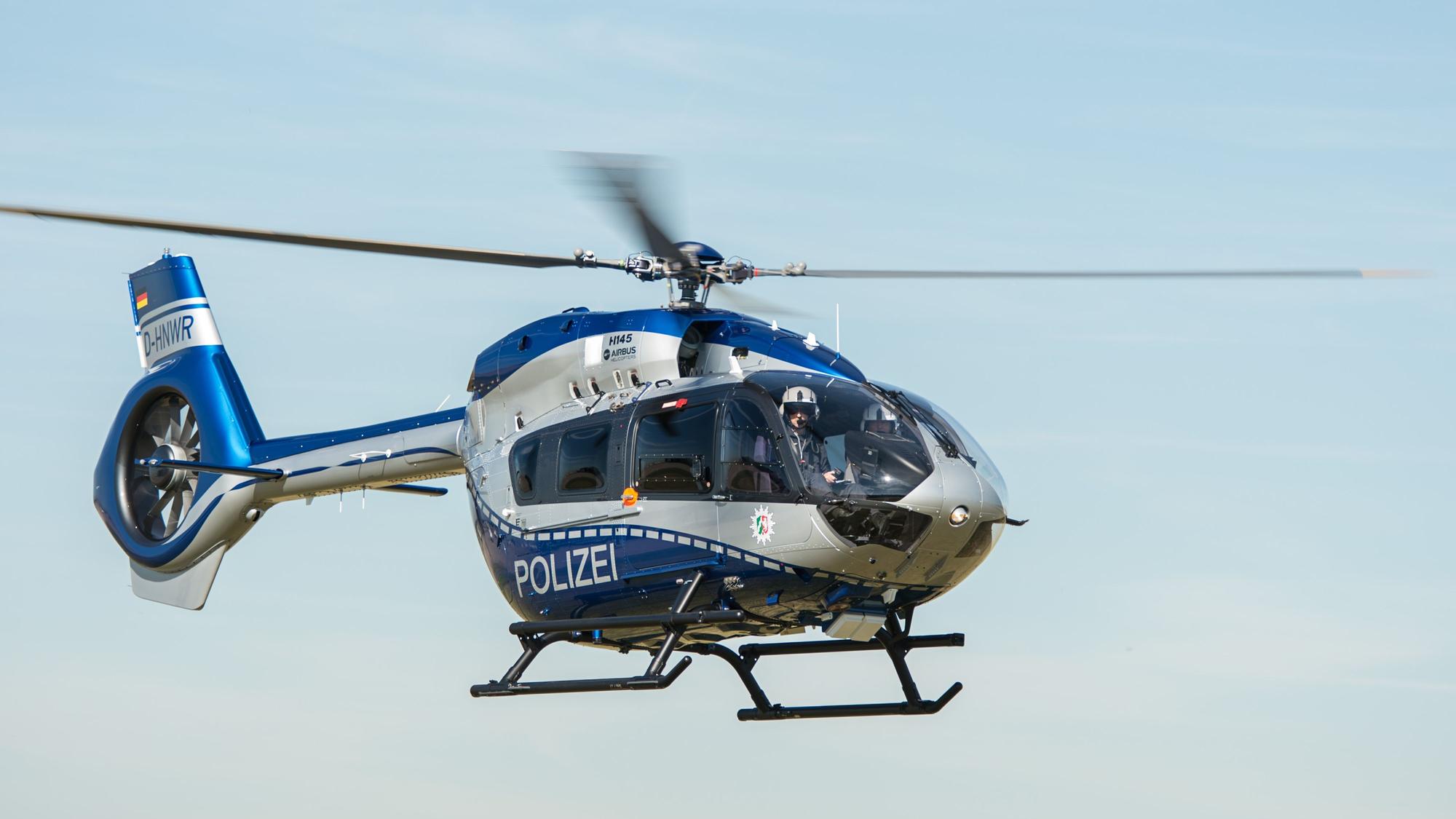 Das Bild zeigt einen Polizeihubschrauber.