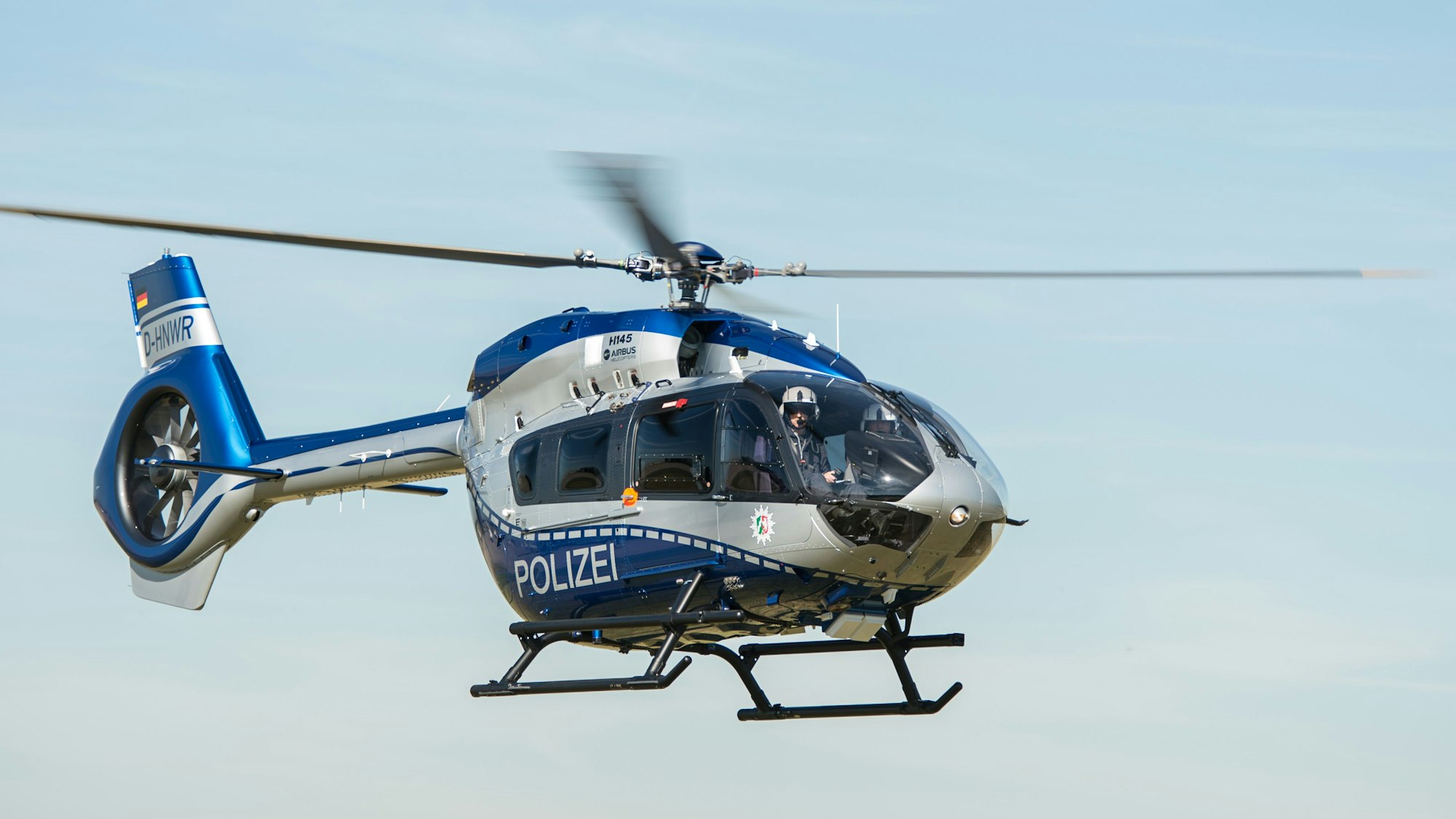 Das Bild zeigt einen Polizeihubschrauber.