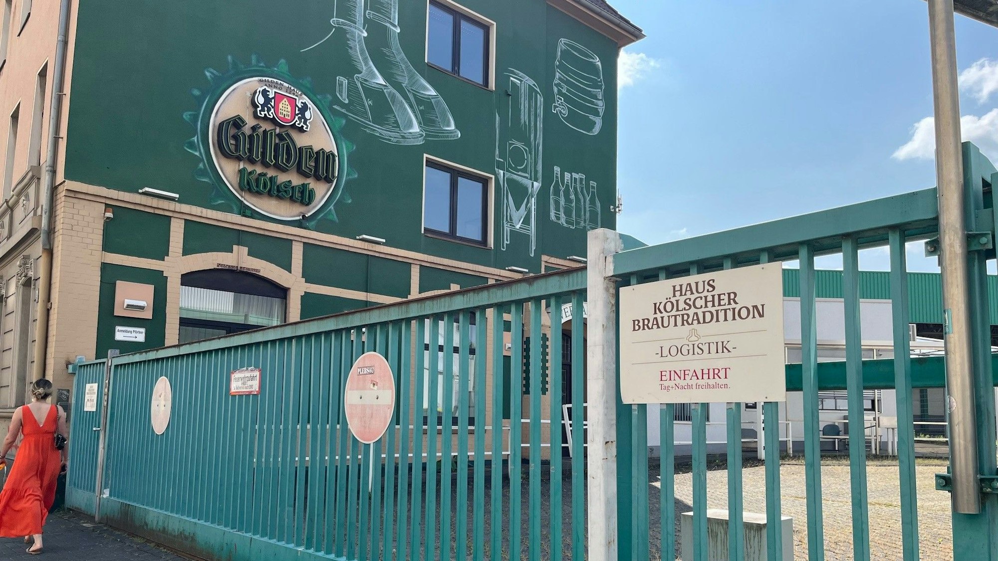 Der Blick auf ein Tor zum Gelände.