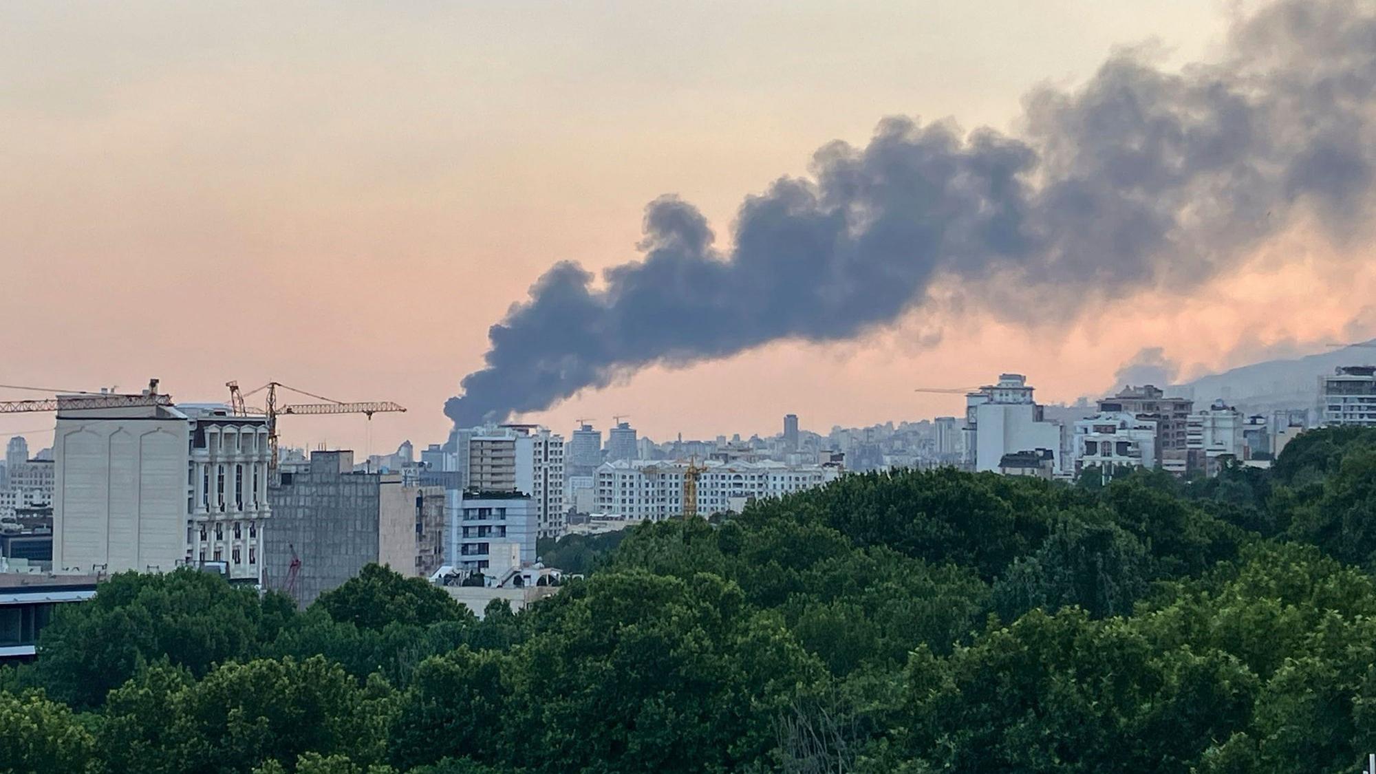 dpatopbilder - 16.06.2025, Iran, Teheran: Rauch steigt aus dem Gebäude des iranischen Staatssender nach einem israelischen Angriff. Foto: -/AP/dpa +++ dpa-Bildfunk +++