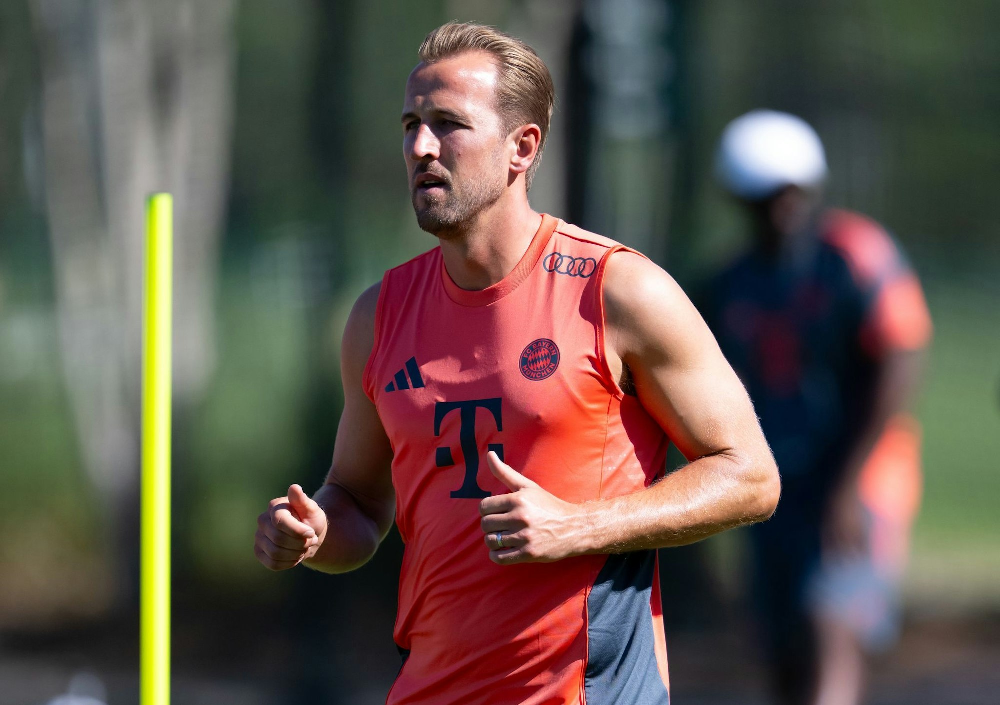Harry Kane im Muskelshirt beim Training in der brennenden Vormittagssonne.