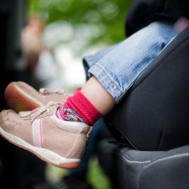Ein Kleinkind sitzt in einem Kindersitz in einem Auto (Symbolfoto).