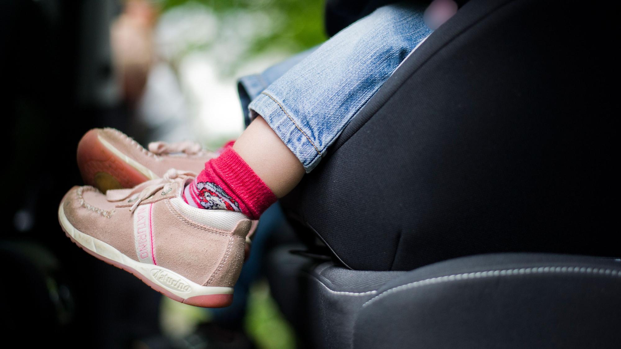 Ein Kleinkind sitzt in einem Kindersitz in einem Auto (Symbolfoto).