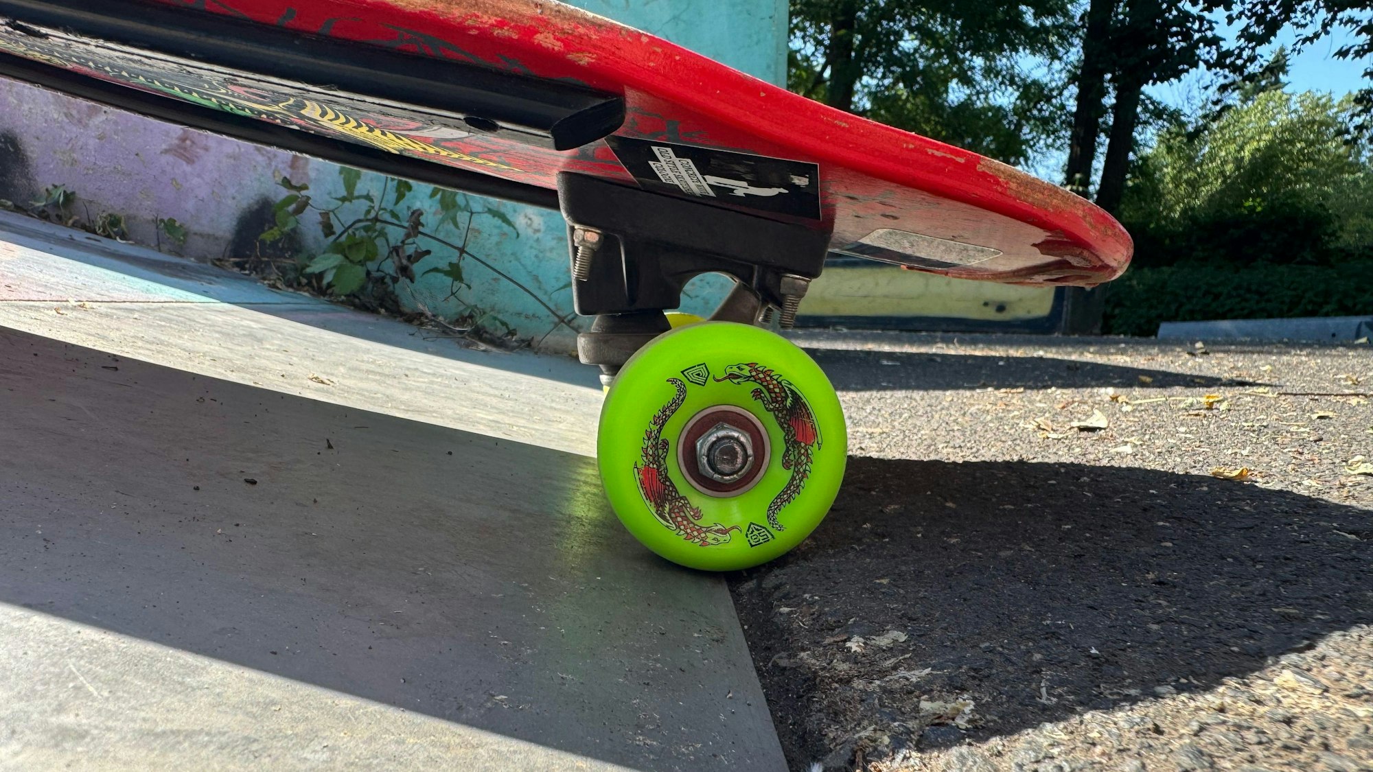 Auf dem Bild ist ein Skateboard an einer Rampe zu sehen.