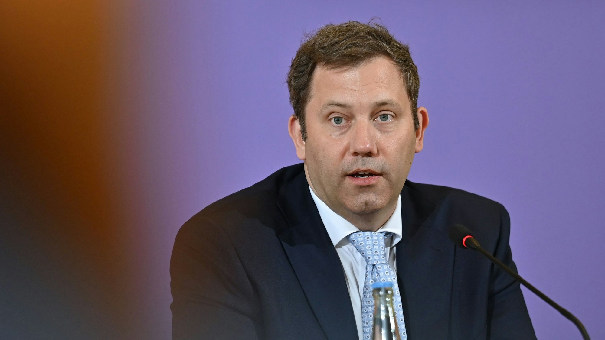 Lars Klingbeil (SPD), Bundesminister der Finanzen, spricht bei einer Pressekonferenz.