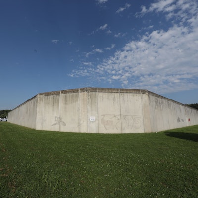 Eine fast sechs Meter hohe Mauer umgibt die Forensische Psychiatrie in Köln-Porz.