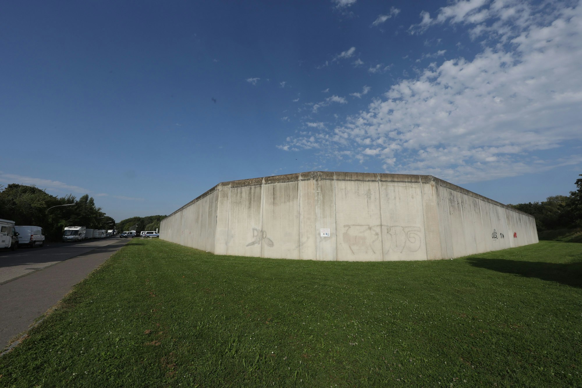 Eine fast sechs Meter hohe Mauer umgibt die Forensische Psychiatrie in Köln-Porz.
