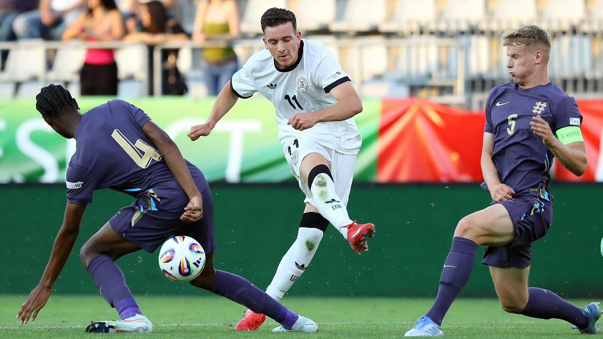 Deutschlands Said El Mala kommt gegen Englands Stephen Mfuni und Zach Abbott zum Schuss.