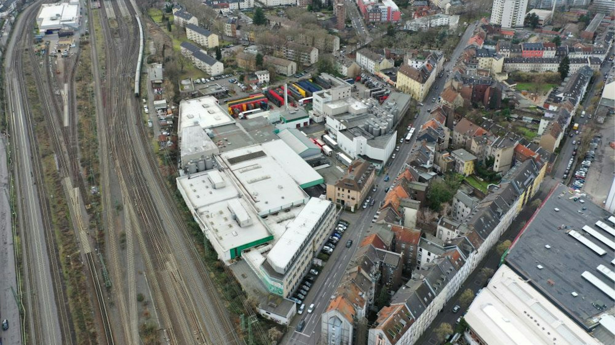 Das Haus kölscher Brautradition direkt neben den Bahngleisen.