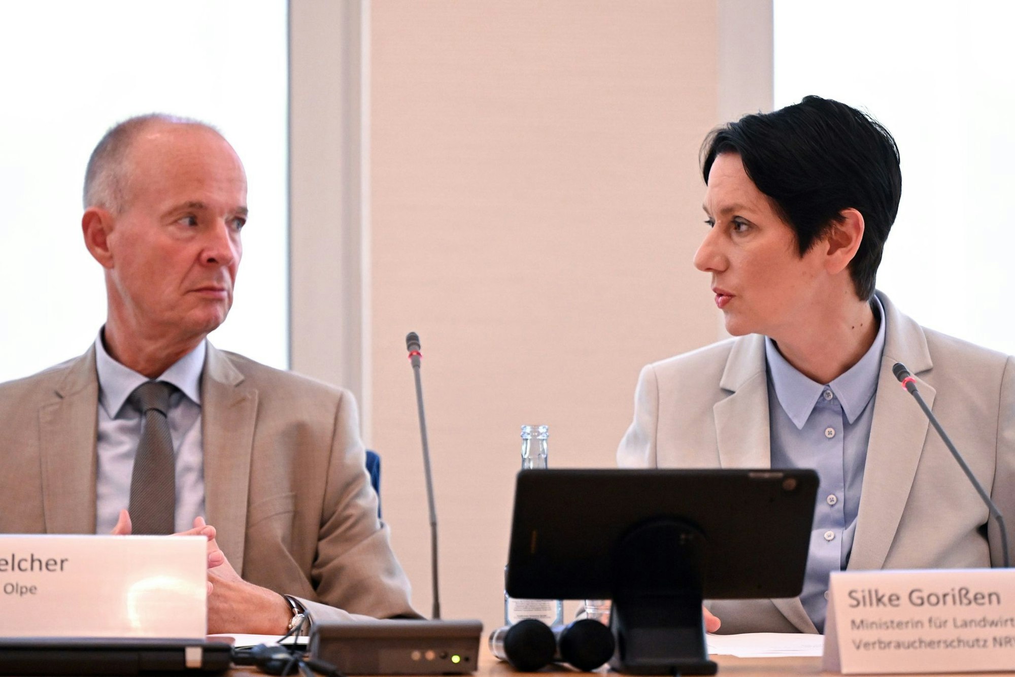 Rufen dazu auf, das Wild in den Wäldern nicht aufzuschrecken: Landwirtschaftsministerin Silke Gorißen und Landrat Theo Melcher (beide CDU).