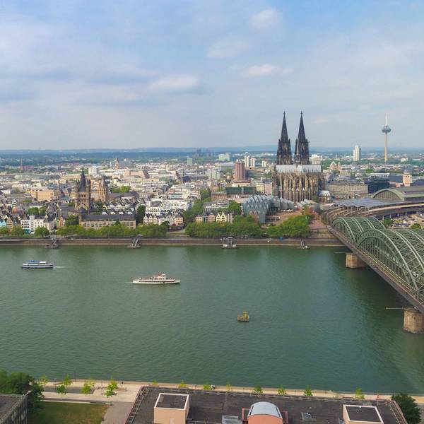 Luftbild der Stadt Köln. Zu sehen sind unter anderem Rhein, Hohenzollernbrücke und Kölner Dom.