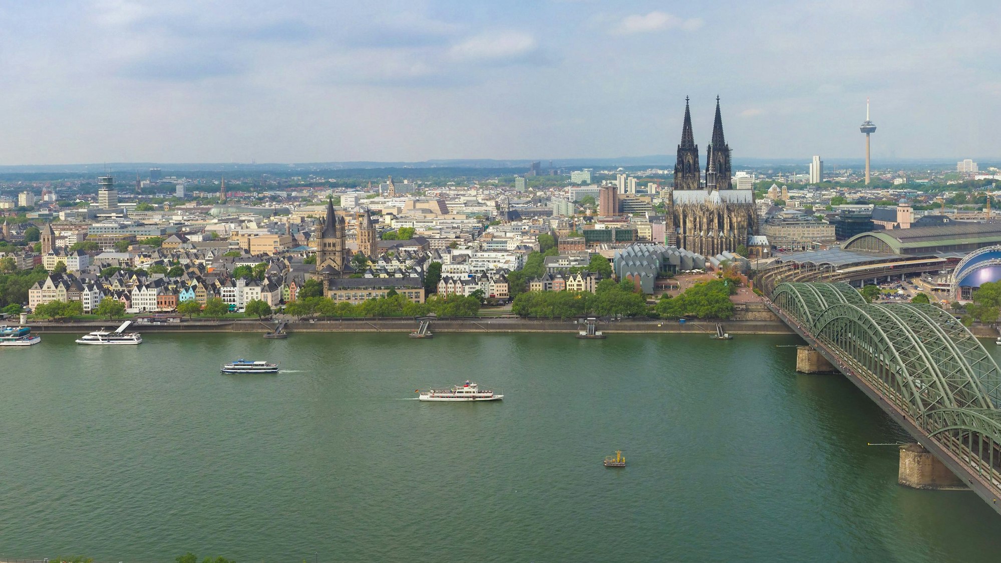 Luftbild der Stadt Köln. Zu sehen sind unter anderem Rhein, Hohenzollernbrücke und Kölner Dom.