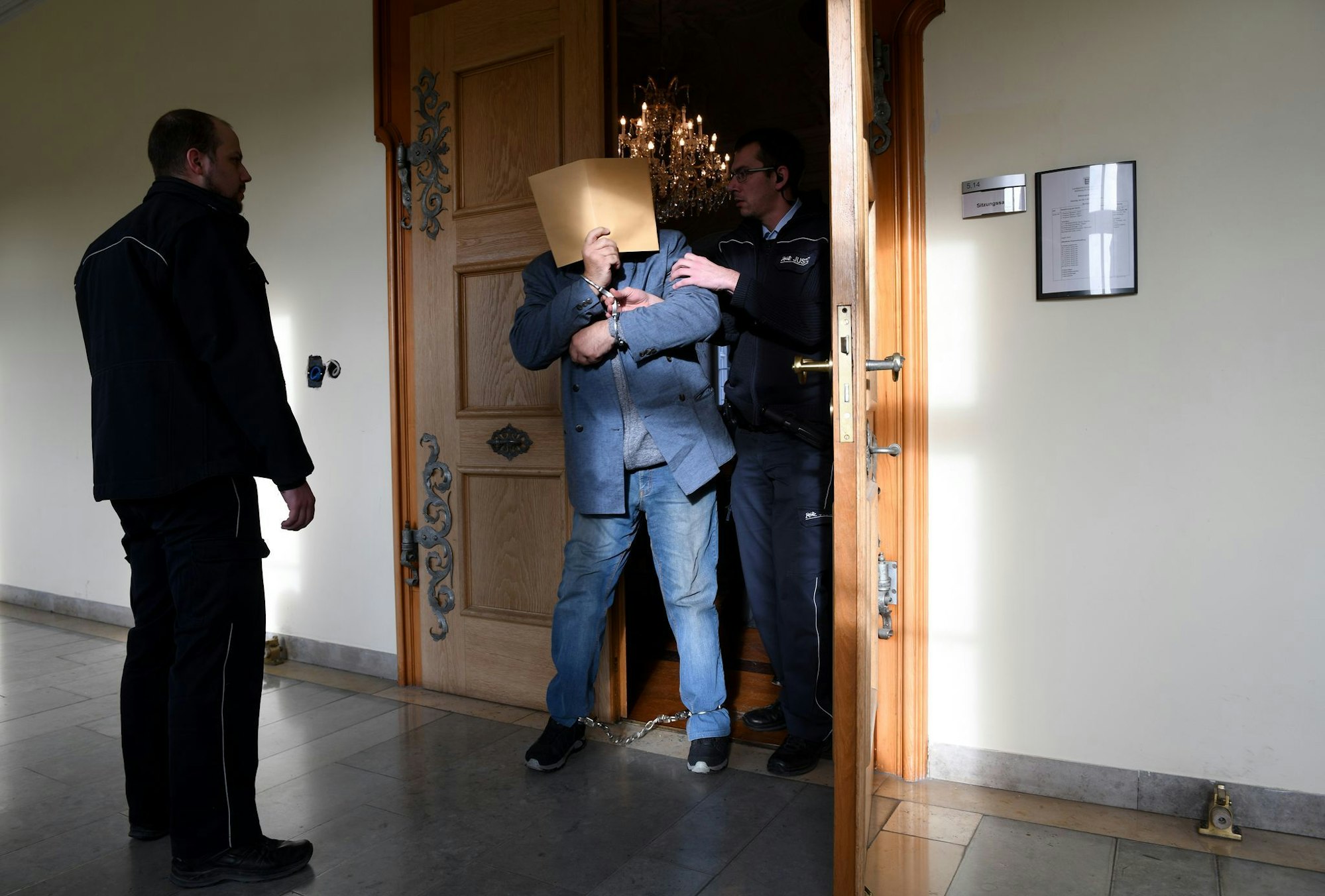 Weil er drei Menschen getötet hat, wurde der Mann zu lebenslanger Haft verurteilt. (Archivbild)