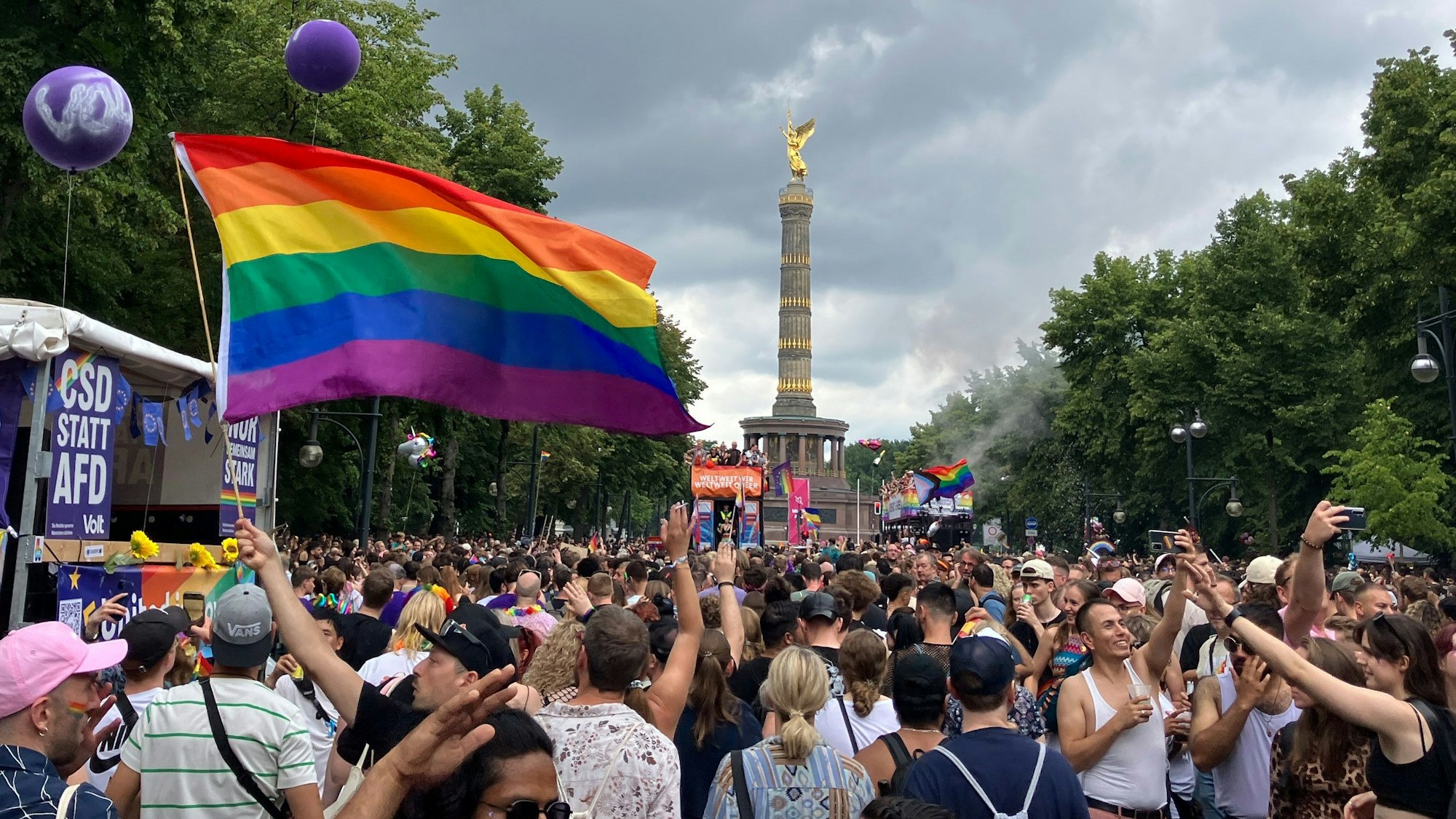 ARCHIV - 27.07.2024, Berlin: Menschen feiern beim alljährlichen Berlin Pride Umzug zum Christopher Street Day (CSD). (zu dpa: «Weisung der Bundestagsspitze: Regennetzwerk nicht beim CSD») Foto: Anna Ross/dpa +++ dpa-Bildfunk +++