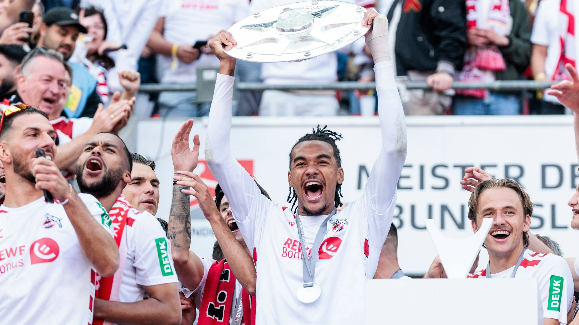Großer Jubel nach dem Aufstieg: Stürmer Damion Downs schoss den 1. FC Köln mit zehn Toren und fünf Vorlagen zurück in die Bundesliga.