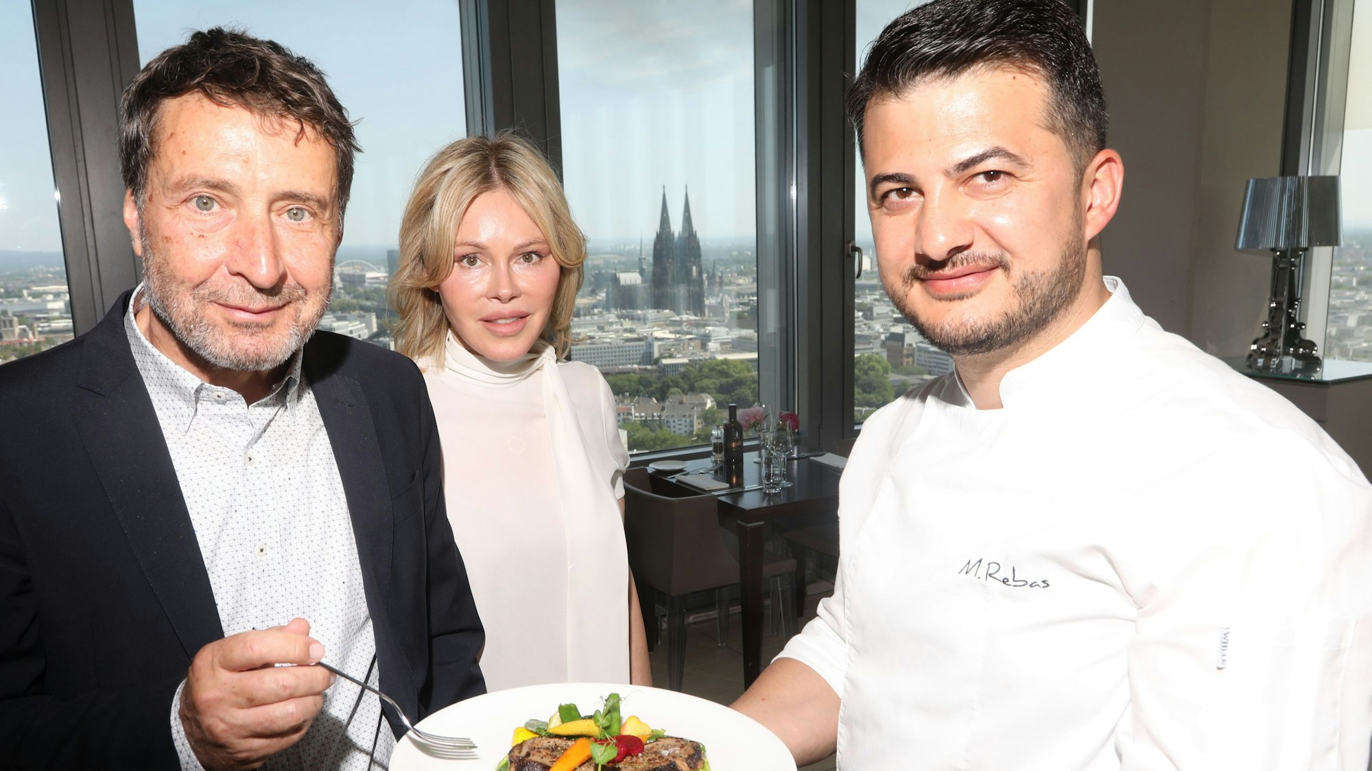 Osman Yalcin, Silvia Schelenz und Küchenchef Rebas Murad präsentieren auf der 30. Etage des Restaurants Osman30 im Mediapark in Köln das neue Mittagsmenü. 30. 3