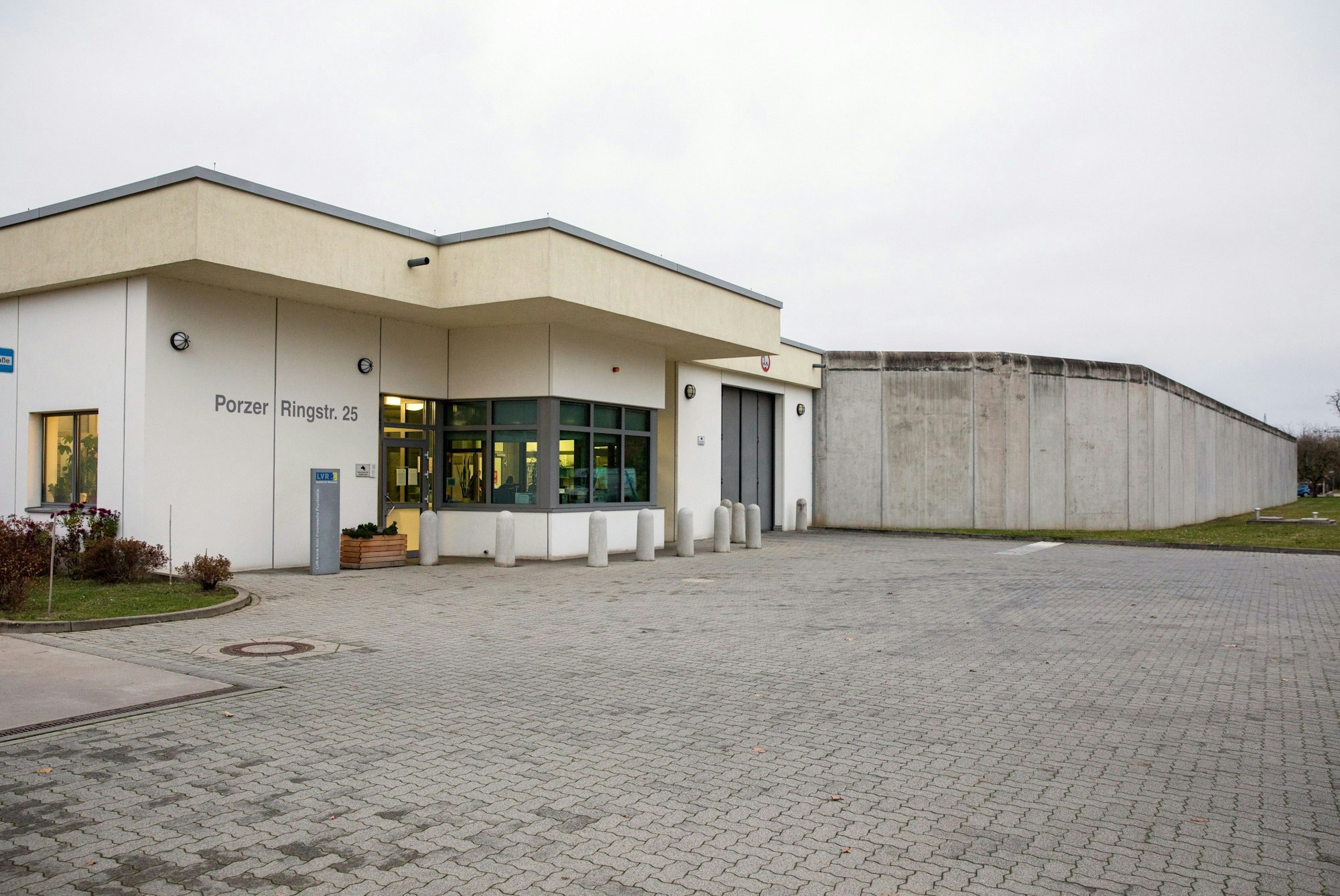 Der Eingang zur forensischen Psychiatrie in Köln-Porz.
