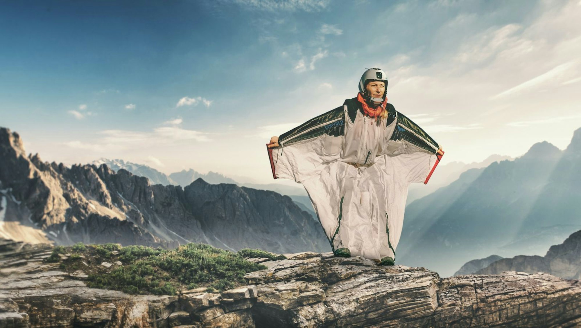 An die 600-mal gelang Katja ein Basejump problemlos. Doch 2023 passierte ihr beim Springen in den Dolomiten ein folgenschwerer Fehler. (Bild: ZDF/Marian Lenhard)