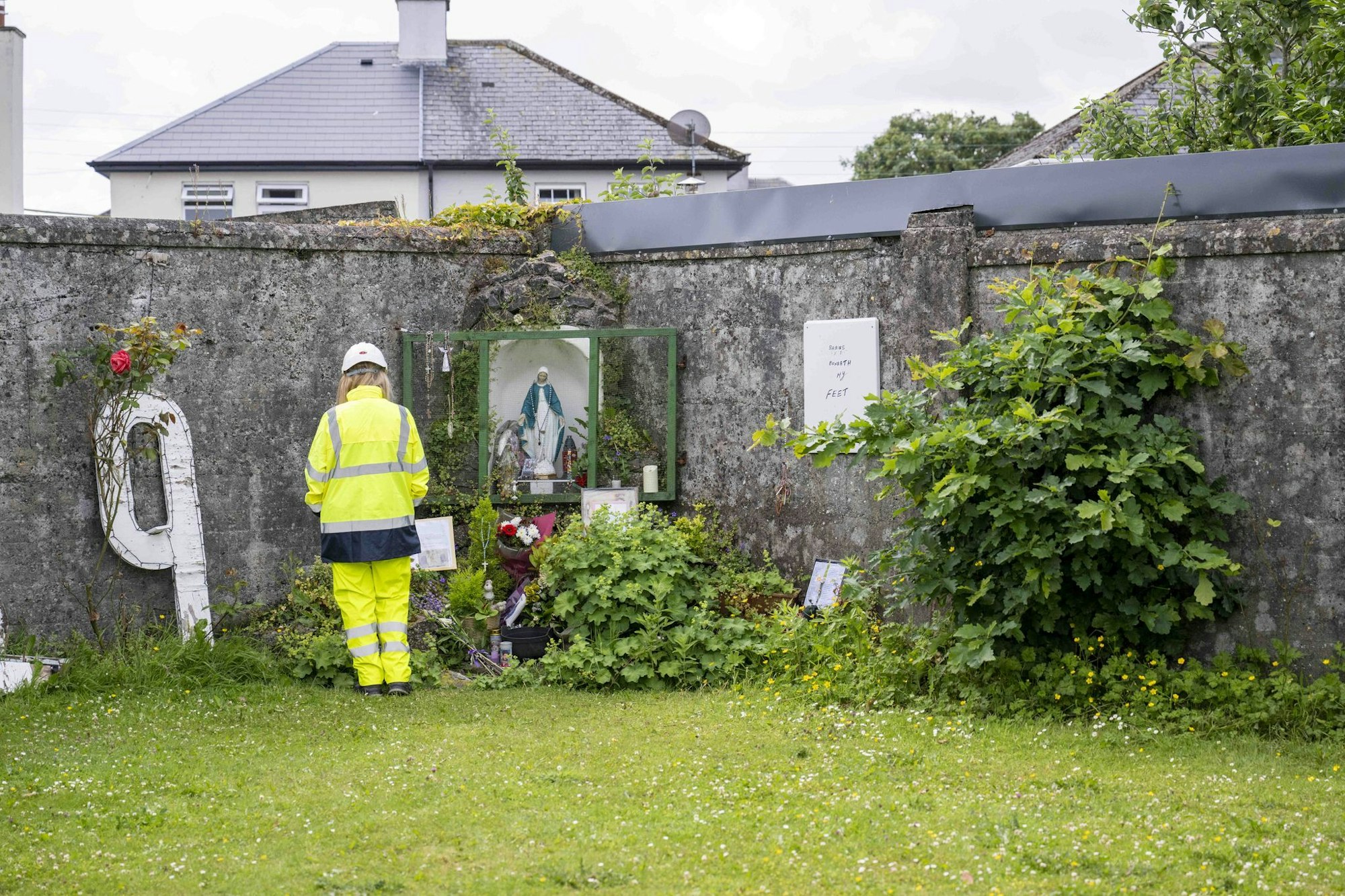 In Irland hat die Suche nach fast 800 Baby- und Kinderleichen begonnen.
