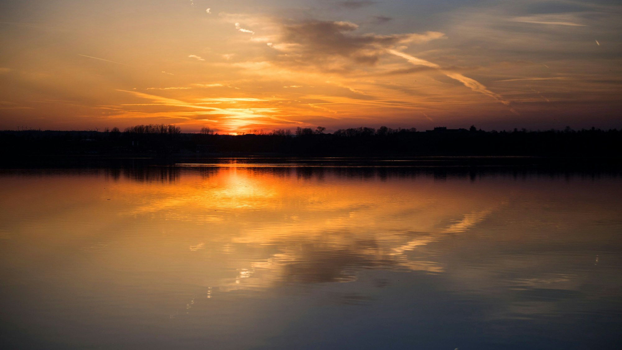 Ein schöner Sonnenuntergang am Zülpicher Wassersportsee.